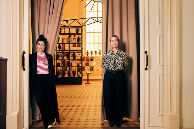 Renske und Julia in einer >Türschwelle mit Licht im Hintergrund